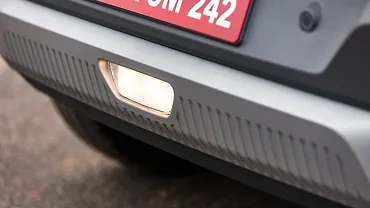 टाटा पंच ईवी रिफ़्लेक्टर