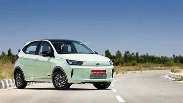टाटा टियागो ईवी ठीक सामने तीन चौथाई टाटा टियागो ईवी ठीक सामने तीन चौथाई
