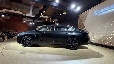 Lexus ES Left Rear Three Quarter