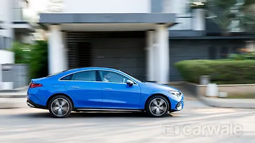 मर्सिडीज़ बेंज़ सीएलए राइट साइड का दृश्य