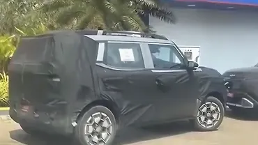 Hyundai Sub-4 eSUV Spied at Charging Station Hyundai Sub-4 eSUV Spied at Charging Station