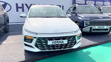 हुंडई वरना फ़ेसलिफ़्ट की डीलरशिप्स पर ऐंट्री; नए फ़ीचर्स के साथ सिडैन सेग्मेंट में फिर बढ़ेगी हलचल हुंडई वरना फ़ेसलिफ़्ट की डीलरशिप्स पर ऐंट्री; नए फ़ीचर्स के साथ सिडैन सेग्मेंट में फिर बढ़ेगी हलचल