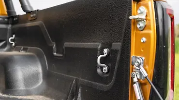 टोयोटा हाइलक्स बूट हुक्स और बार्स