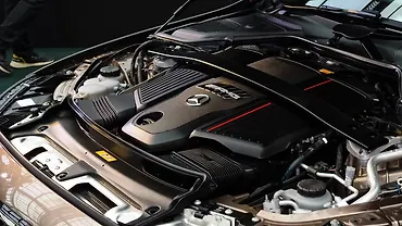 मर्सिडीज़ बेंज़ AMG E53 PHEV इंजन शॉट