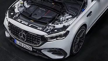मर्सिडीज़ बेंज़ AMG E53 PHEV इंजन शॉट