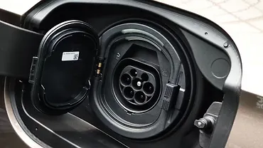 मर्सिडीज़ बेंज़ AMG E53 PHEV फ़्यूल लिड खोलें
