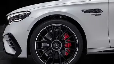 मर्सिडीज़ बेंज़ AMG E53 PHEV सामने का फ़ेंडर