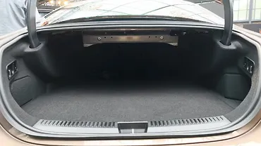 मर्सिडीज़ बेंज़ AMG E53 PHEV बूटस्पेस