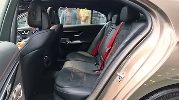 मर्सिडीज़ बेंज़ AMG E53 PHEV पीछे की सीटें