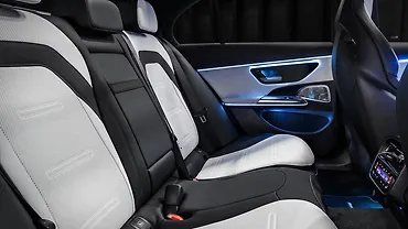 मर्सिडीज़ बेंज़ AMG E53 PHEV पीछे की सीटें