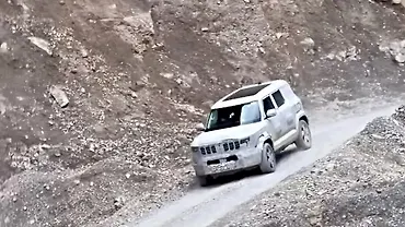 महिंद्रा विज़न S कॉम्पैक्ट एसयूवी लेफ्ट फ्रंट थ्री क्वार्टर