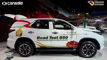 Toyota Fortuner Right Side View