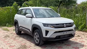 मारुति ब्रेज़ा फ़ेसलिफ़्ट का बेस LXi वेरीएंट डीलरशिप पर पहुंचा