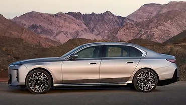 बीएमडब्ल्यू i7 Facelift लेफ्ट साइड दृश्य