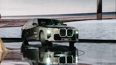 BMW i7 Right Front Three Quarter