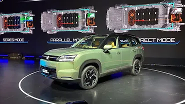 MG Hector Tomahawk EV Left Front Three Quarter