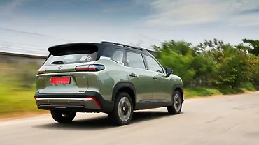एमजी Hector Tomahawk EV राइट रियर थ्री क्वार्टर