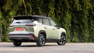 एमजी Hector Tomahawk EV राइट रियर थ्री क्वार्टर