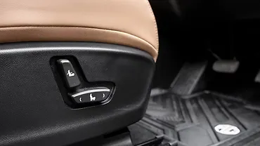 एमजी Hector Tomahawk EV फ्रंट पैसेंजर के लिए इलेक्ट्रिक सीट एड्जस्टमेंट