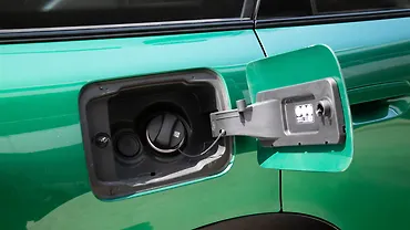 मिनी कंट्रीमैन फ़्यूल लिड खोलें