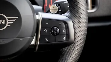 मिनी कंट्रीमैन स्टीयरिंग पर दाईं ओर माउंटेड कंट्रोल्स