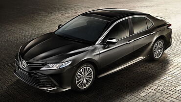 Discontinued Toyota Camry 2019 Left Front Three Quarter