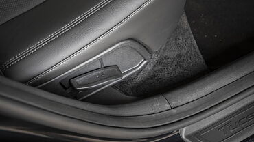 Discontinued Hyundai Tucson 2020 Rear Row Seat Adjustment Manual
