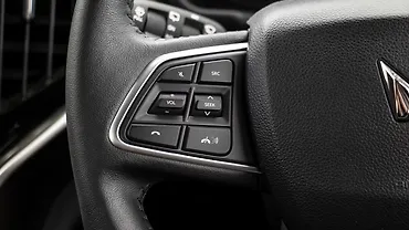 महिंद्रा स्कॉर्पियो N बाईं स्टीयरिंग पर माउंटेड कंट्रोल्स