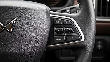 महिंद्रा स्कॉर्पियो N स्टीयरिंग पर दाईं ओर माउंटेड कंट्रोल्स