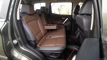 महिंद्रा स्कॉर्पियो N दूसरी रो की सीट्स