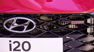 i20 Front Logo Image, i20 Photos in India - CarWale