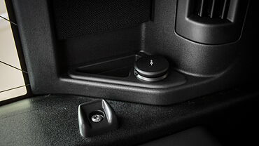 Land Rover Defender [2020-2021] Third Row Charging Point