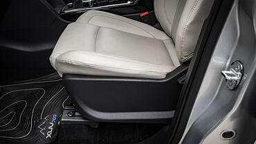 Mahindra XUV700 Seat Adjustment Manual for Front Passenger