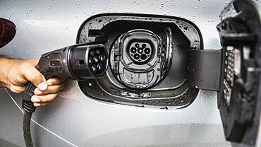 मर्सिडीज़ बेंज़ ईक्यूसी ईवी कार चार्जिंग इनपुट प्लग