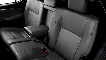 टोयोटा फ़ॉर्च्यूनर पीछे की ओर के रो के बीचोंबीच आर्म रेस्ट