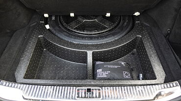 मर्सिडीज़ बेंज़ एस-क्लास बूट के नीचे/ अतिरिक्त पहिया