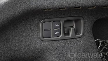 Audi Q8 Levers/Buttons in Bootspace