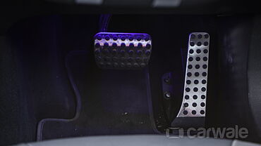 मर्सिडीज़ बेंज़ एएमजी जीएलसी43 कूपे पैडल/पैर कंट्रोल्स