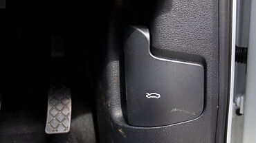 Audi Q5 Bonnet/Hood release
