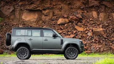 लैंड रोवर डिफेंडर राइट साइड का दृश्य