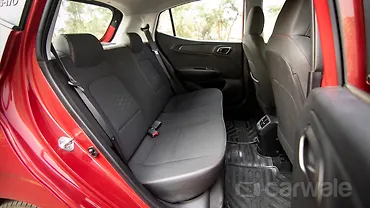 हुंडई ग्रैंड i10 निओस [2019-2023] दूसरी रो की सीट्स