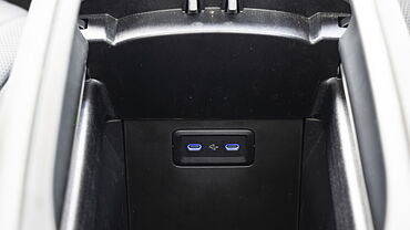 मर्सिडीज़ बेंज़ एएमजी eqs यूएसबी पोर्ट / ऑक्स / पावर सॉकेट / वायरलेस चार्जिंग
