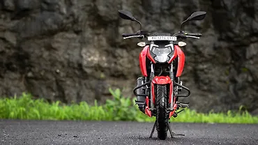 TVS Apache RTR 160 4V Front View