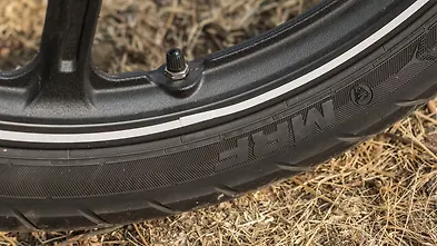 bajaj v12 tyre price