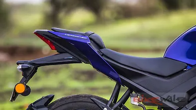 yamaha r15 seat