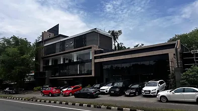 CAR CLUB EXOTIC MACHINES Used Cars Showroom 4