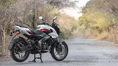 Bajaj Pulsar NS160 Price - Mileage, Images, Colours | BikeWale