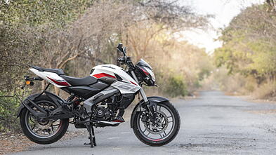 Bajaj Pulsar NS160 Price - Mileage, Images, Colours | BikeWale