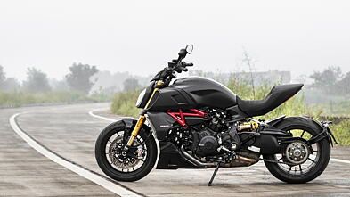 Ducati Diavel 1260 Price - Mileage, Images, Colours | BikeWale