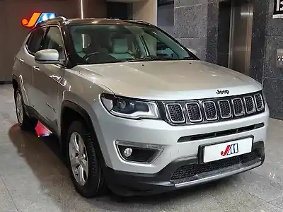 Second Hand जीप कम्पस लिमिटेड 1.4 पेट्रोल ऑटोमै​टिक in अहमदाबाद